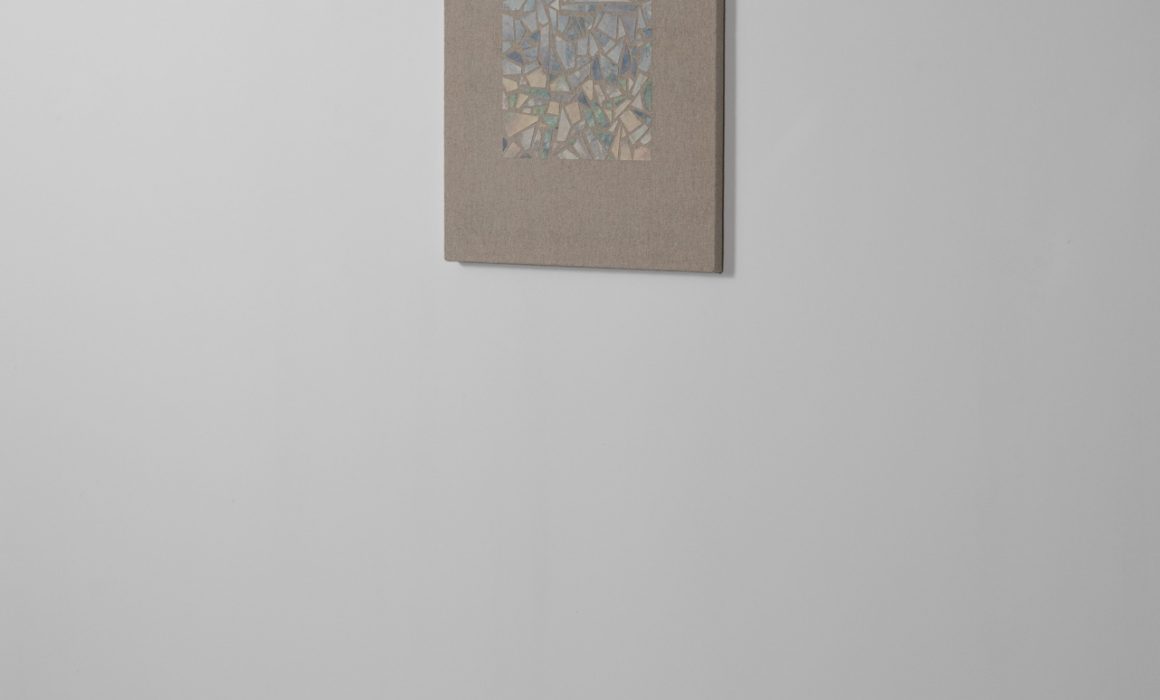 Collage représentant une plage, mêlant teintes estompées et aspects vaporeux, empreint de nostalgie.